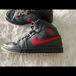 AIR JORDAN 1 MID GREY/RED SIZE 8